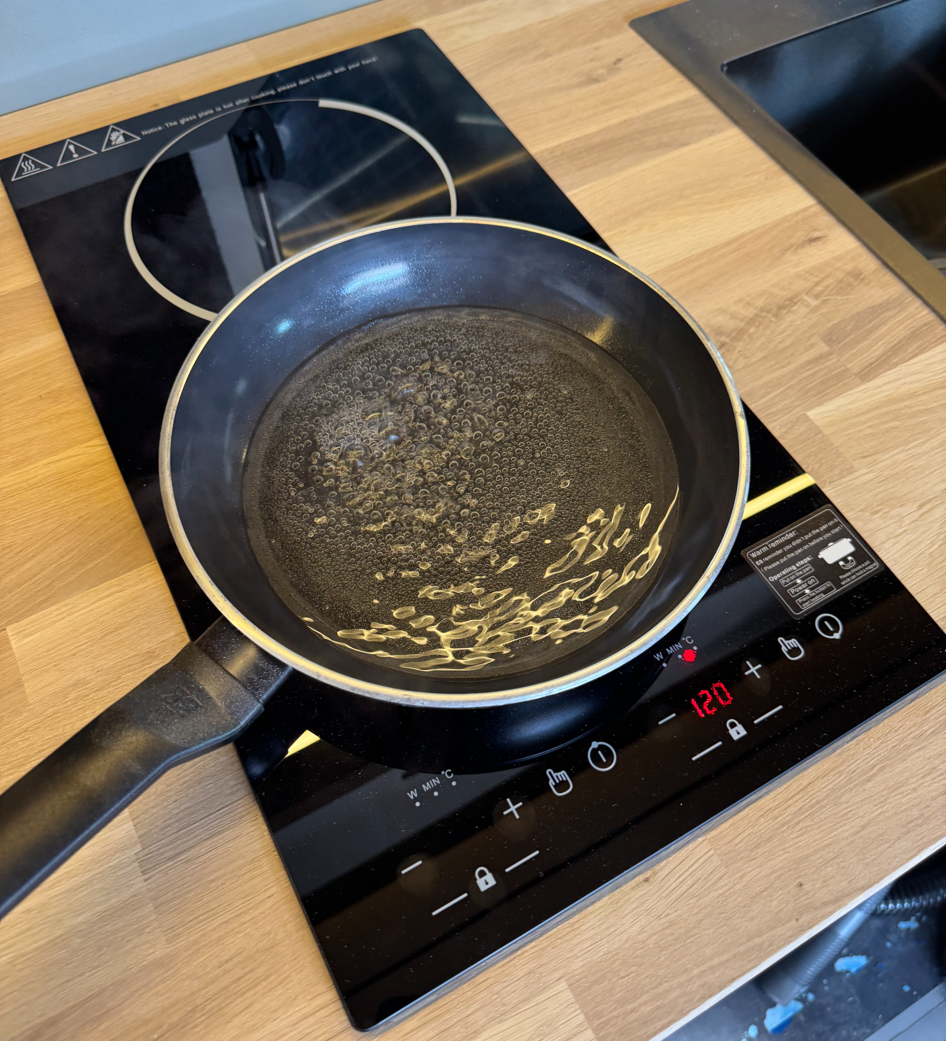 Buiten de camper koken gaat net zo makkelijk Image of inductie cooktop